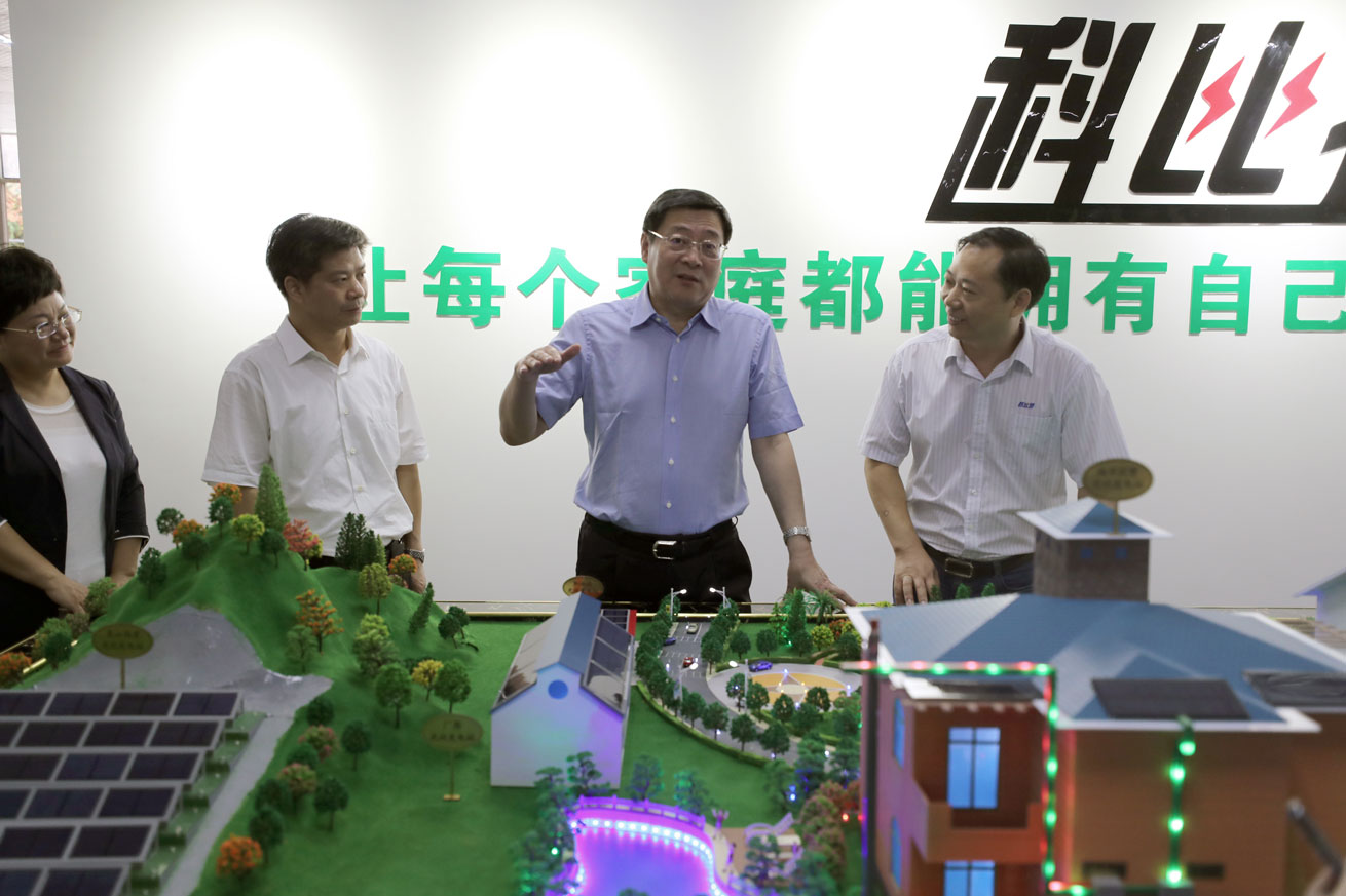 杜书记调研尊龙凯时.jpg